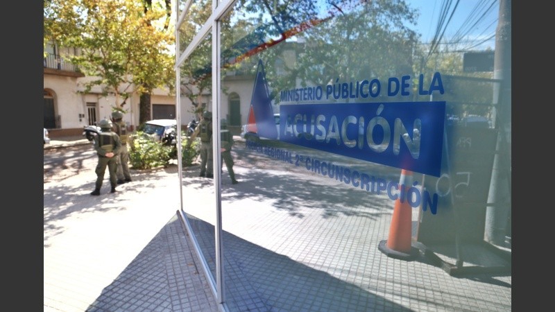 La entrada del edificio que fue desalojado por la amenaza de bomba.