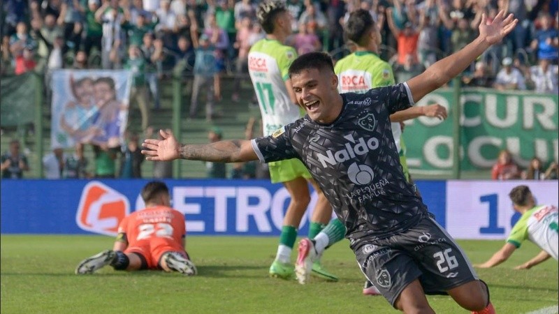 Sarmiento le ganó a Defensa y se metió entre los cuatro mejores.
