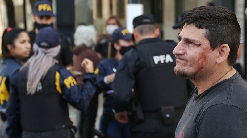 El esposo de la mujer y padre del niño que intentaban ingresar a la escuela cuando todo se desmadró