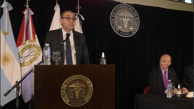 Sentado. El secretario de Agricultura, Matías Lestani, escucha el discurso del presidente de la Bolsa de Rosario.