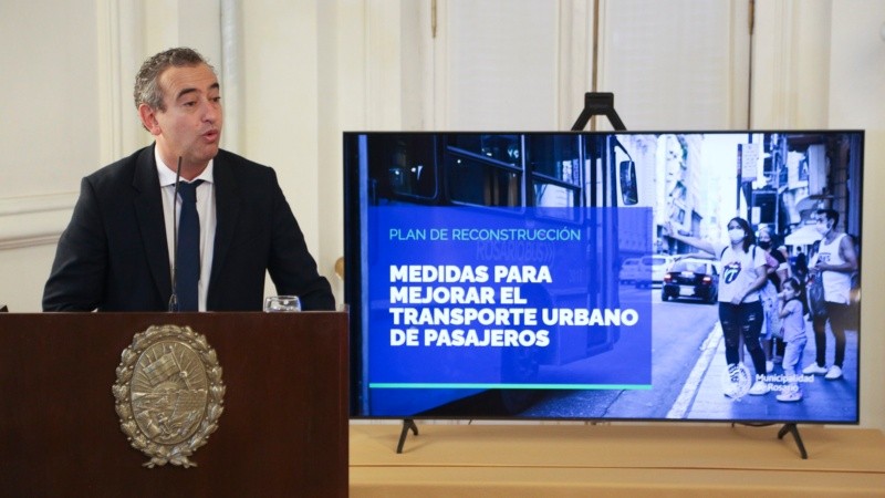 La conferencia de Pablo Javkin presentando la nueva conformación del transporte público. 