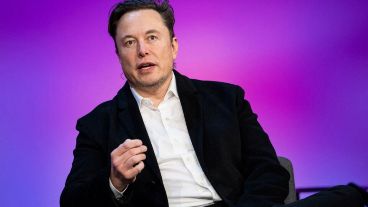 El empresario presentó un documento ante la Comisión de Bolsa y Valores de Estados Unidos donde aseguró que dispone de 46.500 millones de dólares para comprar la red.