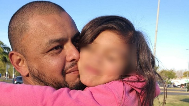 David Paredes junto a una de sus hijas