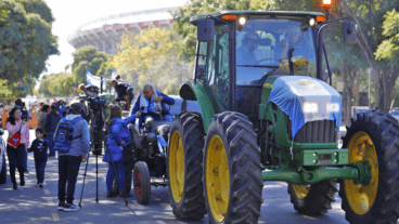 La caravana empezó con una docena de tractores y camionetas. Luego se sumaron manifestantes.