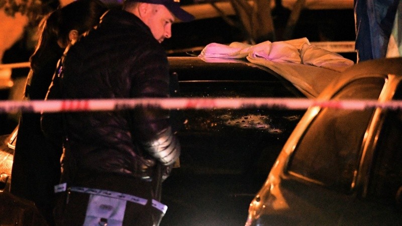 El auto con 38 impactos de bala en el brutal crimen del sábado por la noche. 