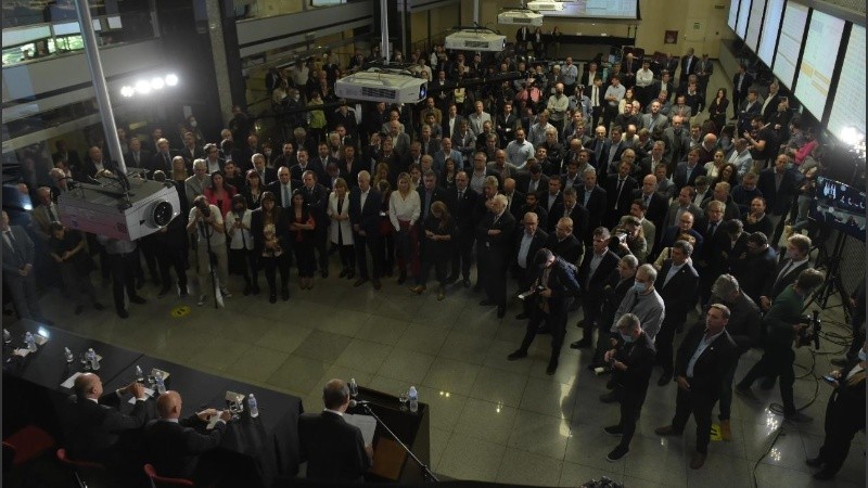 El recinto de operaciones de la Bolsa de Rosario, a pleno esta semana en el acto de remate del primer lote de soja