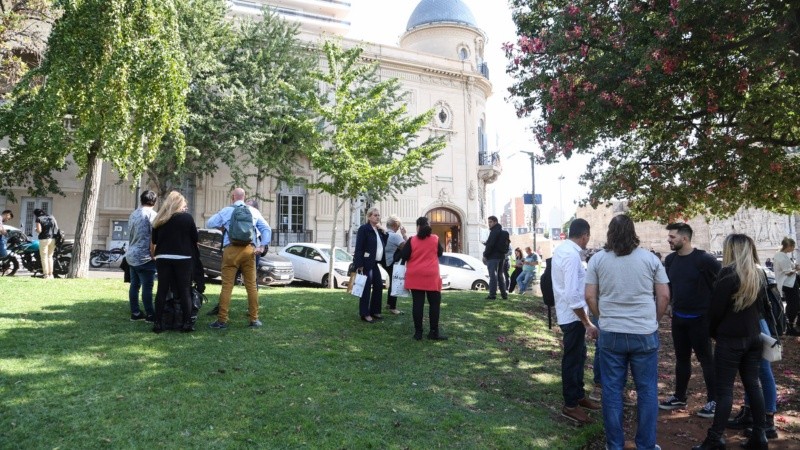 Los empleados del Concejo desalojados del lugar por la amenaza