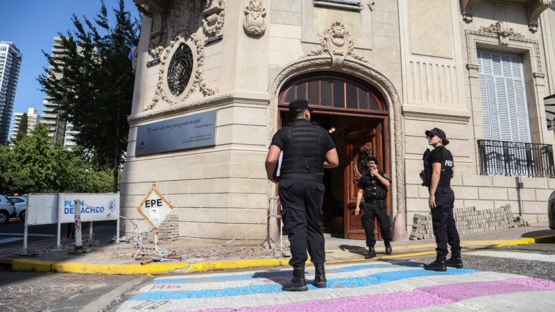 El operativo de este lunes al mediodía frente al Concejo debido a la amenaza