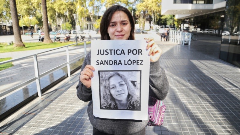 El reclamo de justicia de los familiares de Sandra López, este lunes en el Centro de Justicia Penal