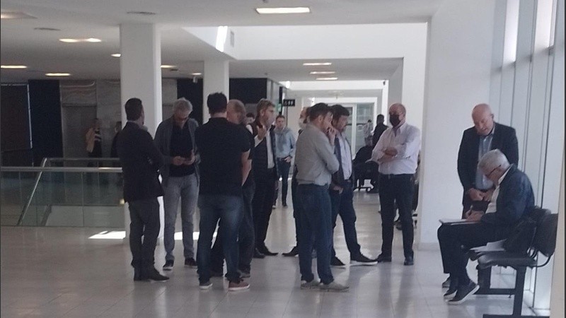 Directivos de Vicentin esperando en el Centro de Justicia Penal la resolución del juez a las nuevas imputaciones.