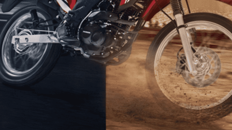 Se encuentra disponible en tres colores: blanco, negro y rojo