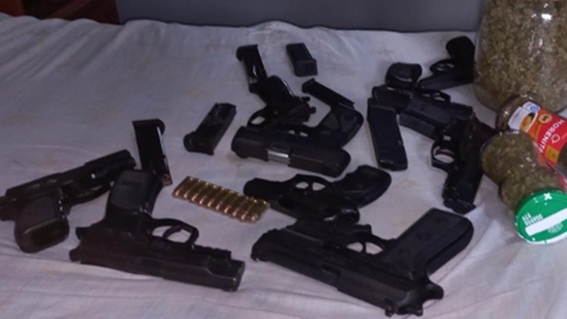 Las armas debían estar en custodia y fueron encontradas en un aguantadero.