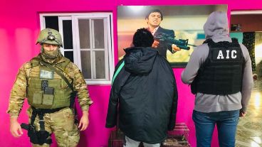 Una foto que habla: "el Viejo" Cantero de espaldas, detenido, y un poster de Scarface en su casa