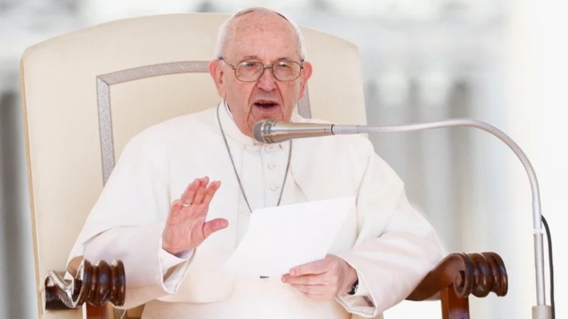El papa aconsejó a las suegras a no criticar. 