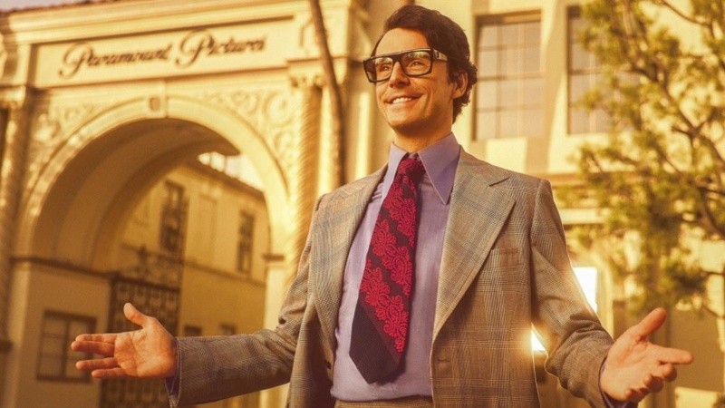 Miles Teller, en la entrada de los Estudios Paramount, como el productor Albert S. Ruddy