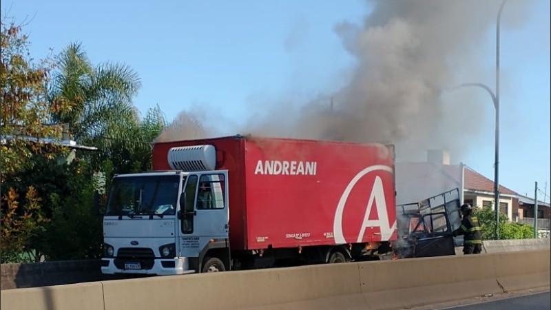 Una cuadrilla de bomberos llegó hasta el lugar para controlar las llamas.