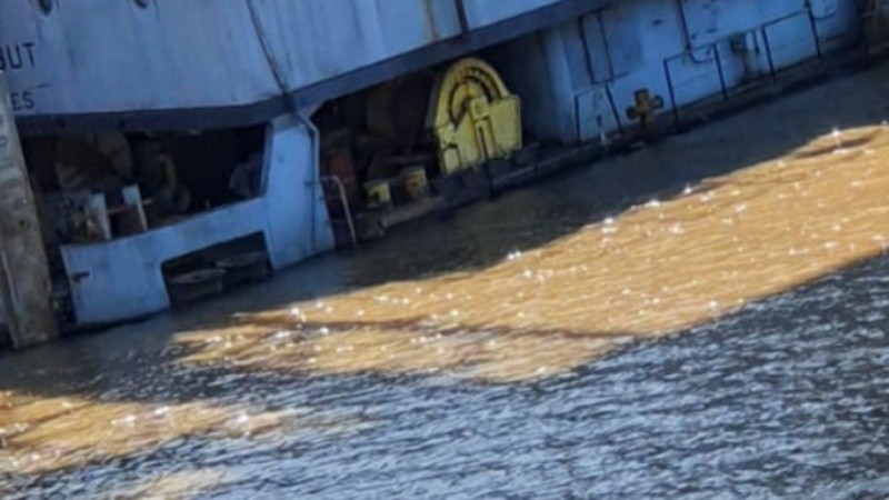 La situación de algunas embarcaciones abandonadas en el Distrito Rosario, según imágenes aportadas por el Sindicato de Dragado y Balizamiento.