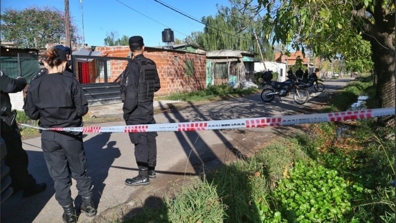 Las balas pueden alcanzar a propios y ajenos a la disputa.