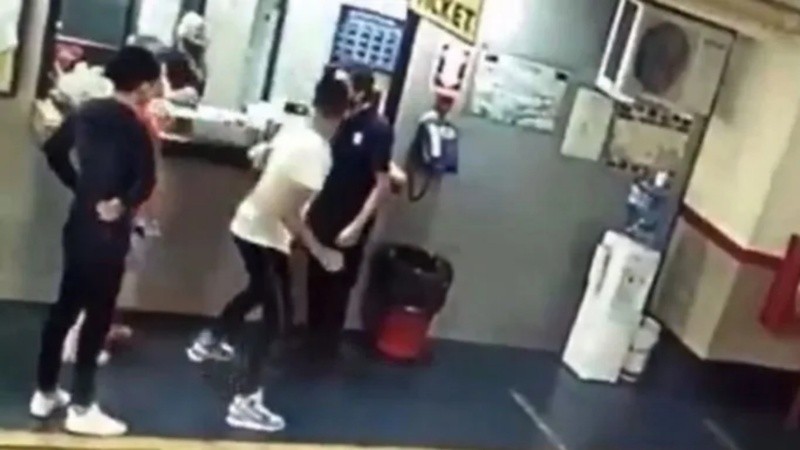 Momento en que el joven golpea a Arturo López.