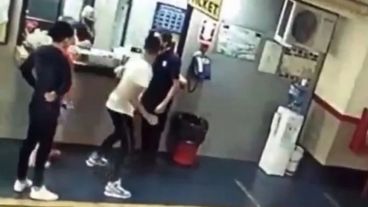 Momento en que el joven golpea a Arturo López.