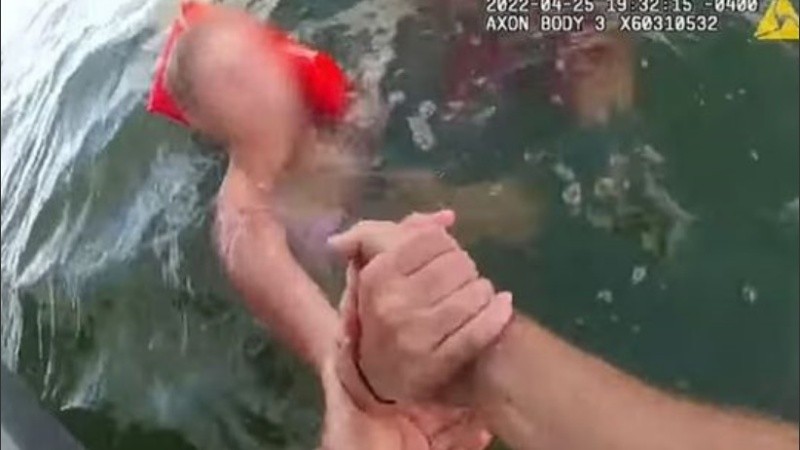 La pareja fue llevada de regreso a su bote.