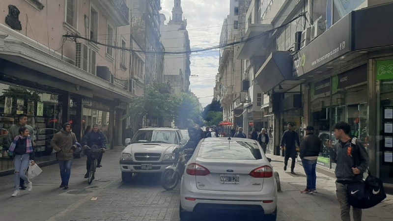 Desconcierto y sorpresa de los transeúntes en calle Sarmiento, ante autos que circulaban a contramano por el corte