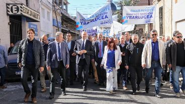 El gobernador al llegar a la Legislatura junto a sus funcionarios y una manifestación de apoyo.