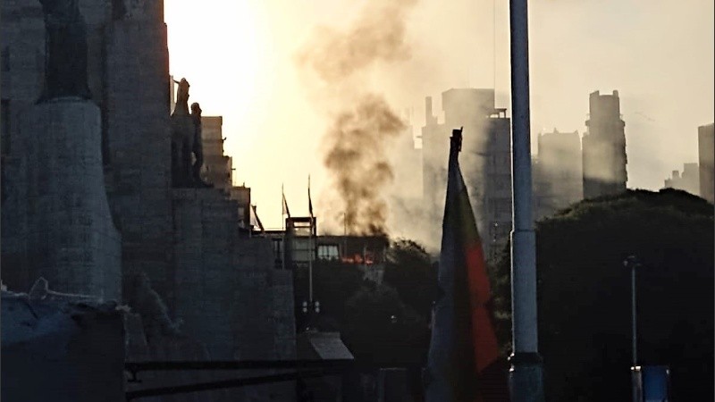 Una vista del humo desde el Monumento a la Bandera.