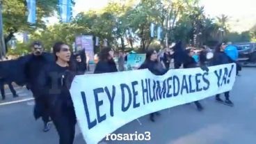 Caracterizados, con un megáfono y pancarta, los manifestantes marcharon por Oroño.