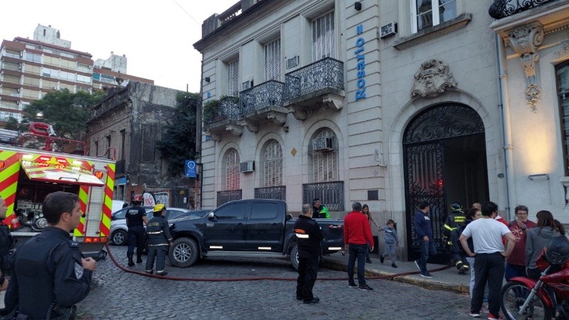 El trabajo de bomberos este domingo cerca del Monumento
