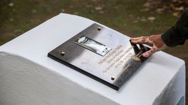 El emotivo acto en homenaje al cabo rosarino Felipe Gallo este lunes en el cementerio El Salvador.