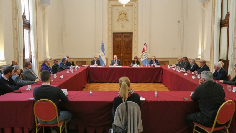 El gobernador con referentes provinciales para analizar la situación de inseguridad.