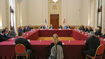 El gobernador con referentes provinciales para analizar la situación de inseguridad.
