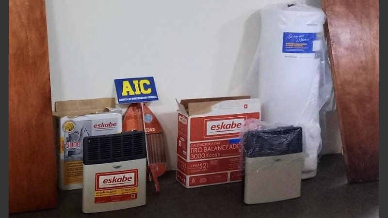 Dos puertas, un termotanque y una cortadora de cerámicos, entre los elementos recuperados.