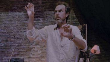 El actor Lautaro Lamas encarna a "Storani" en el obra "Podemos hablar"