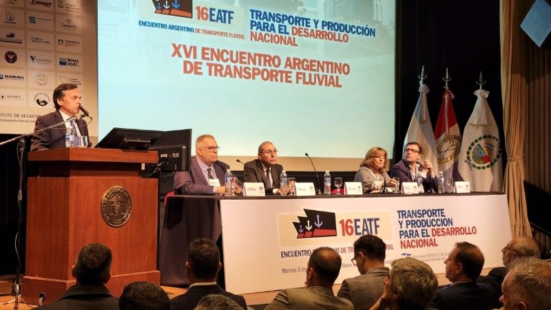 Autoridades empresarias y funcionarios participan de la cumbre por la hidrovía en Rosario
