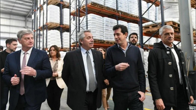 Alberto Fernández dialoga con Wado de Pedro; a la izquierda, el gobernador de La Pampa, Sergio Ziliotto.