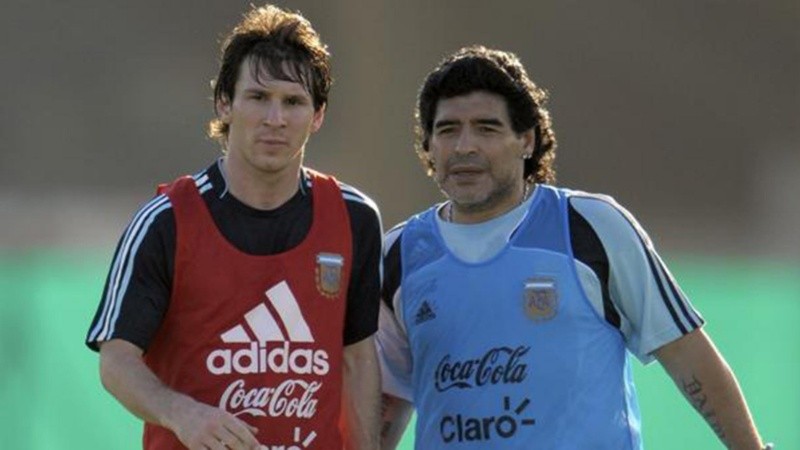 Messi y Maradona compartiendo momentos en la selección.