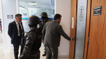 Tras el fracaso de la audiencia virtual, la imputación comenzó pasadas las 10 en Sarmiento y Virasoro.