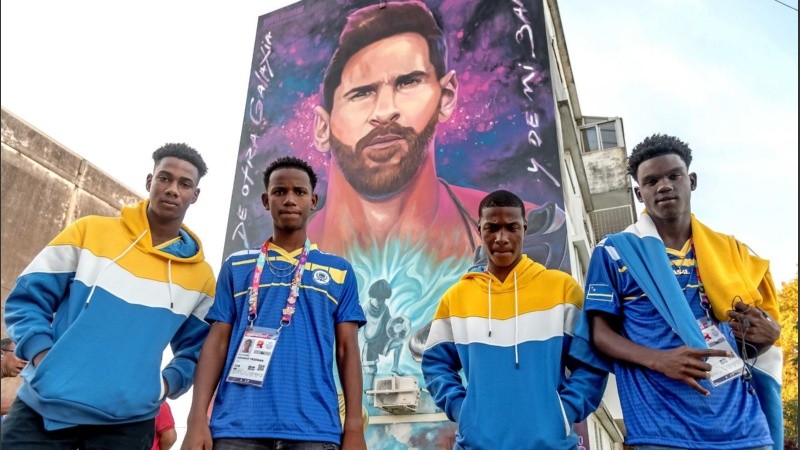Algunos de los chicos posando en el mural de Messi en Azara y Buenos Aires.
