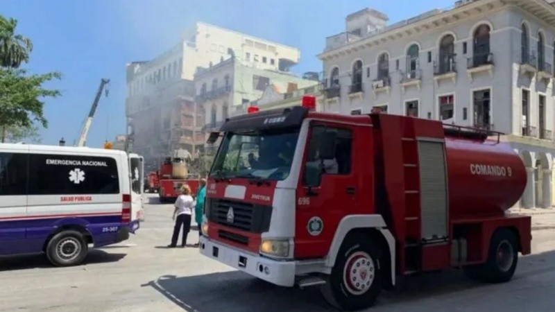 Varias dotaciones de bomberos y ambulancias concurrieron al lugar de la explosión para asistir a las víctimas.