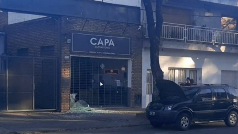 Los vidrios de la agencia estallaron tras el ataque.