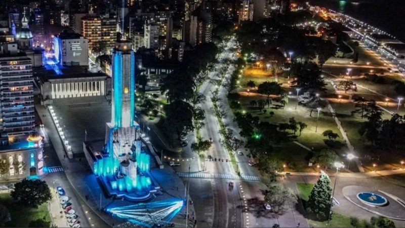 Así podrá observarse el Monumento a la Bandera, cuando el sistema de iluminación esté operativo.