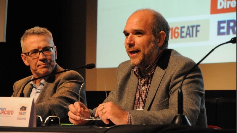 Ernesto Turcano, director ejecutivo de la Incubadora de la UNR, disertando en la Bolsa de Comercio de Rosario.