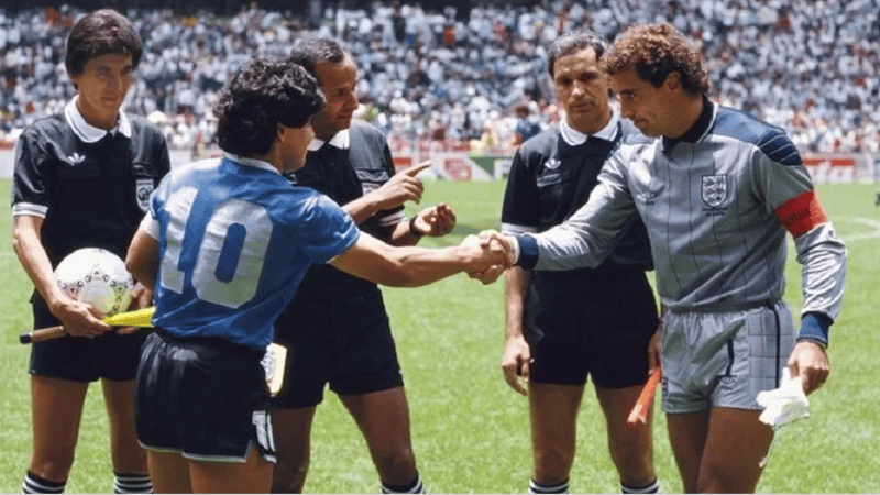 Maradona y Shilton, saludándose antes del partido entre Argentina e Inglaterra en México 86.