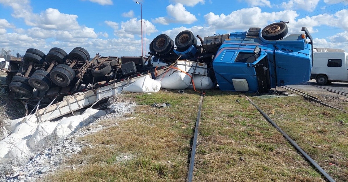 Impresionante vuelco de un camión en la "curva de la muerte" sobre la ...