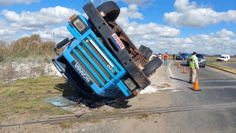 En el lugar del accidente trabajaban para retirar el camión, que quedó sobre las vías del tren.