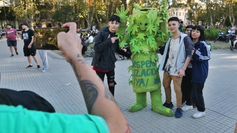 La concentración en la ciudad comenzó a las 14 en la plaza San Martín.