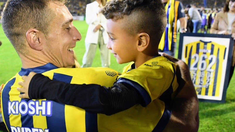 La emotiva despedida del goleador canalla este sábado en el Gigante. 