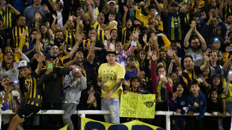 La emotiva despedida del goleador canalla este sábado en el Gigante. 